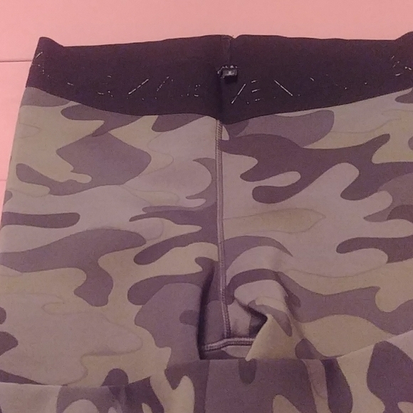 Kendall & Kylie camoflage leggings - Picture 2 of 3